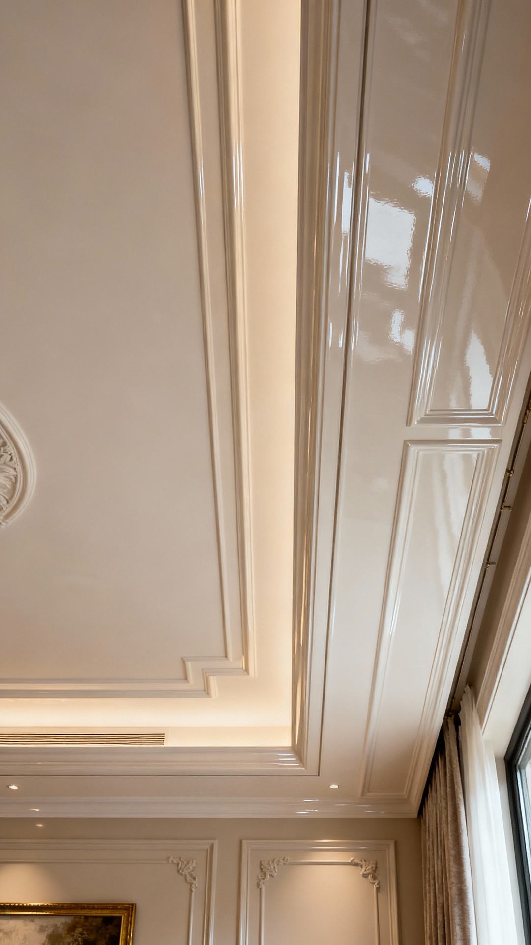 Parisian Glam: Decorative Molding With Glossy Lacquer