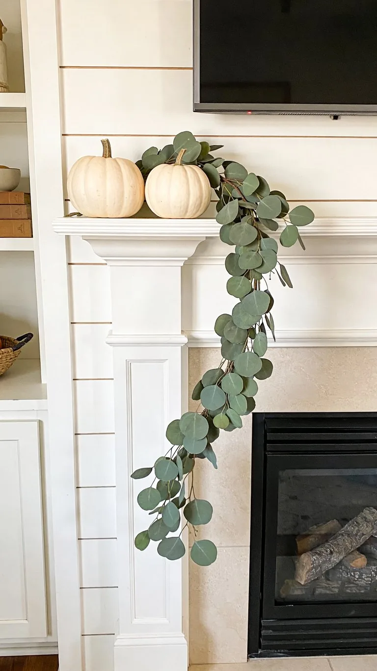 Fall mantel garland idea 23